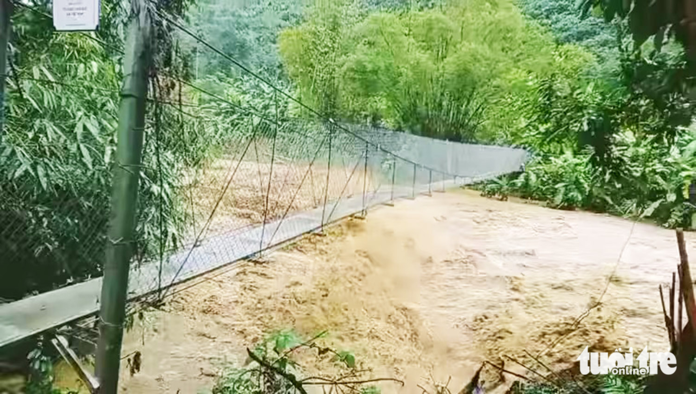 岘港山区大雨,山体滑坡,洪水,达克米4号水电站预计泄洪量增至4500立方米/秒